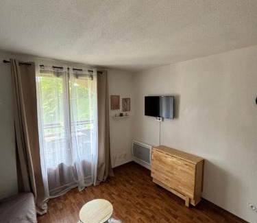 Saint-Leger-les-Melezes Apartment | Studio confortable et chaleureux, vue magnifique