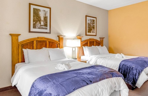 Wisconsin Dells Condo | Studio condo near river with balcony, central AC, W/D, & quiet location