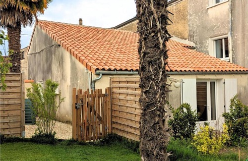 Angouleme Apartment | Studio confort à Angoulême avec terrasse, proche transports, idéale pour couples et bébés. - FR-1-653-231