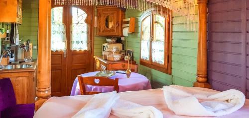 Bussac-Foret House | Studio cosy à Bussac-Forêt avec piscine partagée, 15m²