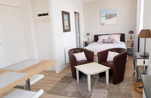 Plouharnel Apartment | Studio Cosy LES ROSES TREMIERES 3 étoiles centre Plouharnel proche mer