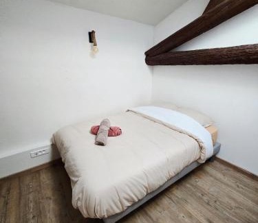 Saint-Bres Apartment | studio cosy poutres et pierres
