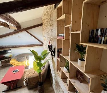Saint-Bres Apartment | studio cosy poutres et pierres