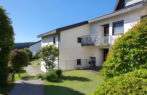 Schoenwald Apartment | Studio 'Schwarzwaldblick F with Pool App 3' with Balcony and Wi-Fi