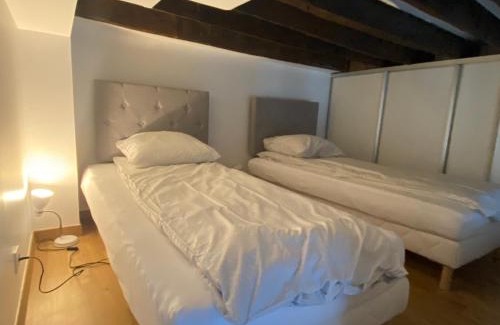 Bonnelles House | Studio duplex avec spa et cour privée
