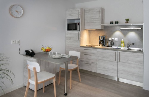 Le Puy-en-Velay Apartment | Studio Ensuite with Bath and Balcony