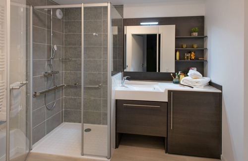 Le Puy-en-Velay Apartment | Studio Ensuite with Bath and Balcony