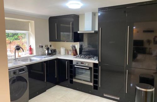 Redbridge Apartment | Studio flat Gants Hill with Free Parking