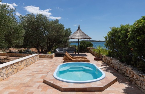 Municipality of Murter Apartment | Studio flat near beach Cove Modrave, Šibenik (AS-20191-a)