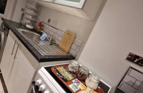 Luton Apartment | Studio flat near luton airport. Contractors, families, friends welcome.
