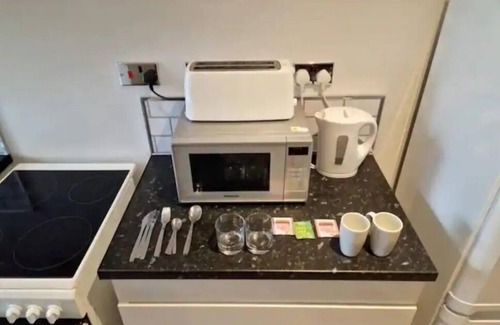 Luton Apartment | Studio flat near luton airport. Contractors, families, friends welcome.