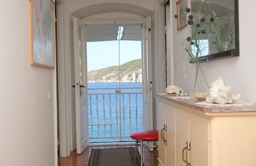 Komiza Apartment | Studio flat with air-conditioning Komiža, Vis (AS-2431-b)