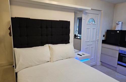 Waddon Apartment | Studio for 2Guests-Parking-Garden-NearLondon-Ac