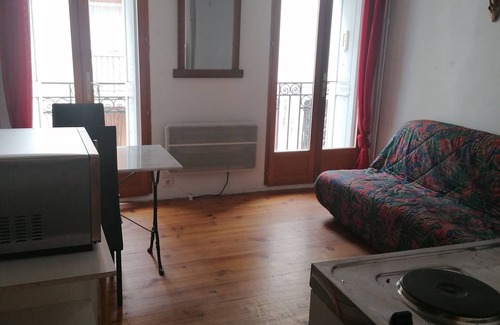 Prats-de-Mollo-la-Preste Apartment | Studio close to all amenities - swimming pool, shops, restaurant.