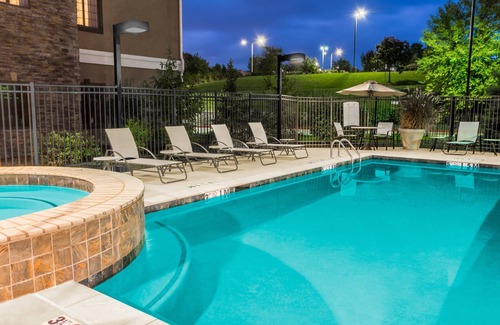 Independence Apartment | Studio | Free Breakfast. Outdoor Pool & Hot Tub
