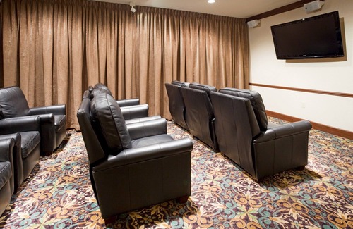 Oconomowoc Apartment | Studio | Free Breakfast. Pool. Gym