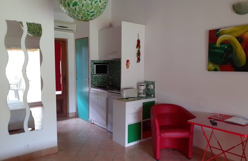 Eyragues Apartment | Studio fruits rouges in Eyragues in the countryside for 2 people