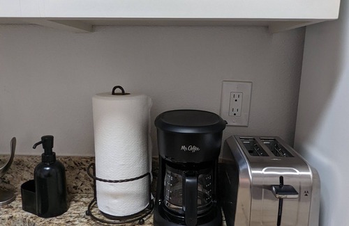 El Paso Apartment | Studio guesthouse with kitchenette in Kern Place by UTEP