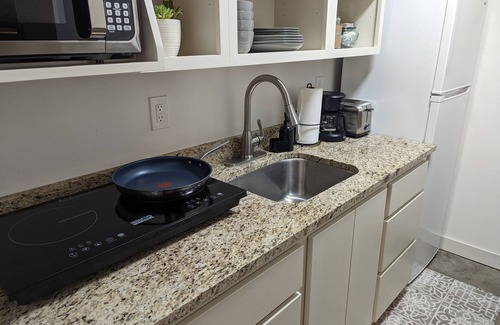 El Paso Apartment | Studio guesthouse with kitchenette in Kern Place by UTEP
