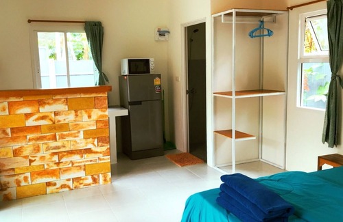 Thong Krut Apartment | Studio house with private area near Taling Ngam Beach
