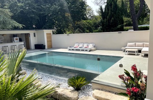 Bagnols-sur-Ceze Apartment | Studio Idéal Pour un Couple à 100m D'une Rivière