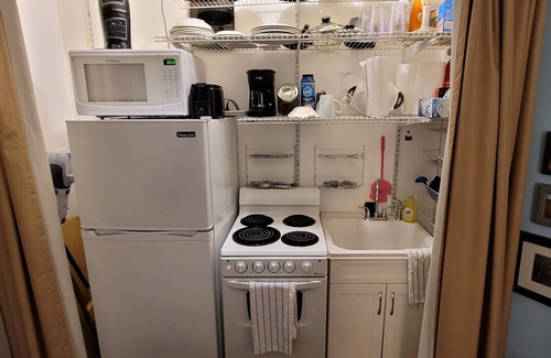 Irish Channel Apartment | Studio in a GREAT Location!