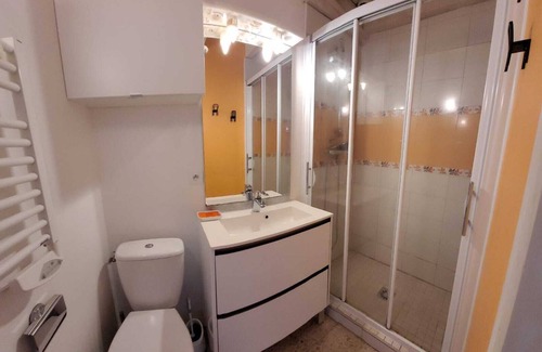 Saint-Pee-sur-Nivelle Apartment | Studio in large Basque house, town center St Pée sur Nivelle