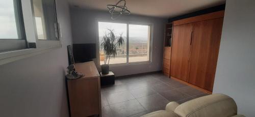 Civrieux-d'Azergues Apartment | Studio indépendant de 28 m2, avec vue magnifique.