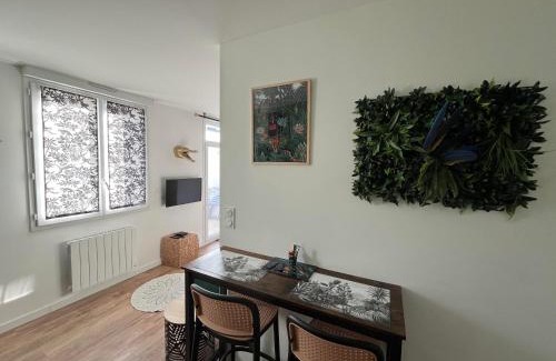 Lorient Apartment | STUDIO JUNGLE - HYPEr CENTRE LORIENT
