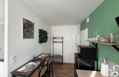 Lorient Apartment | STUDIO JUNGLE - HYPEr CENTRE LORIENT