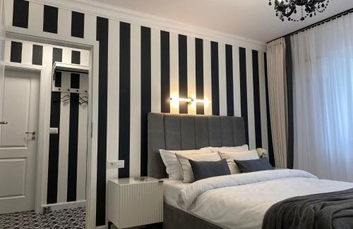 Alba Iulia Apartment | Studio Luxury Black & White