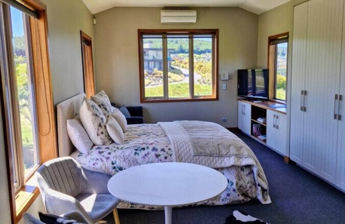 Wanaka House | Studio nestled in Ridgecrest