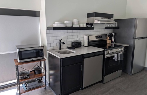 Madison House | Studio Queen in the heart of downtown.