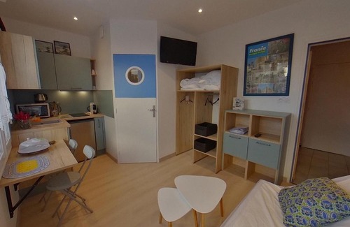 Port-Louis Apartment | Studio rénové à Port-Louis, proche plage et centre, jardin commun, 2 couchages, WiFi inclus - FR-1-349-143