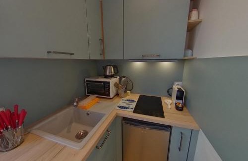 Port-Louis Apartment | Studio rénové à Port-Louis, proche plage et centre, jardin commun, 2 couchages, WiFi inclus - FR-1-349-143