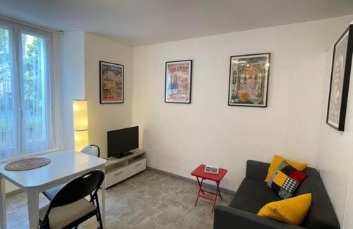 Doue-la-Fontaine Apartment | Studio RdC parking privé gratuit