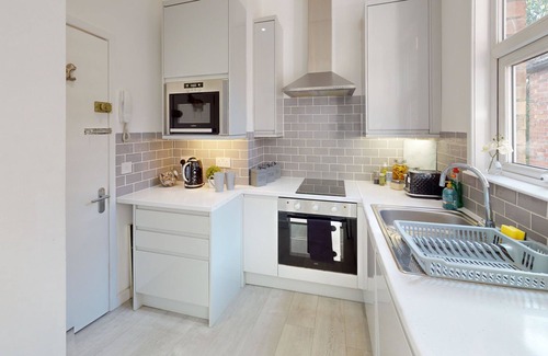 Harrow Apartment | Studio Retreat for 2 in Central Harrow*5