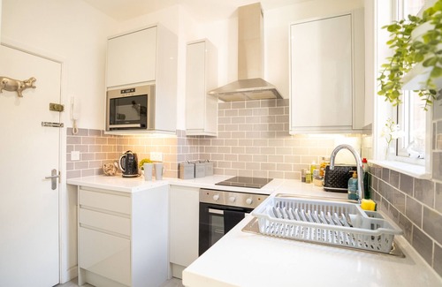 Harrow Apartment | Studio Retreat for 2 in Central Harrow*5