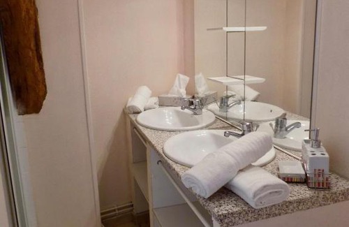 Neris-les-Bains Apartment | Studio Revy 2 - Centre Ville