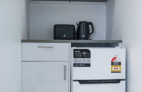 Warrnambool Apartment | Studio room with queen bed