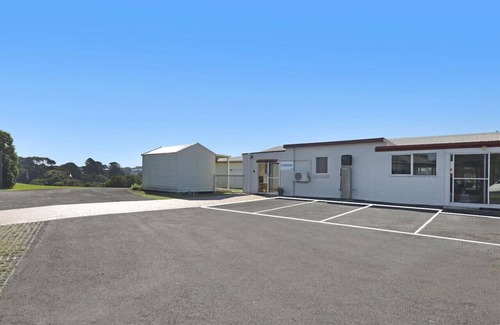 Warrnambool Apartment | Studio room with queen bed