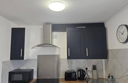 Bridgend Apartment | Studio - Sleeps 2 - Parking - WiFi