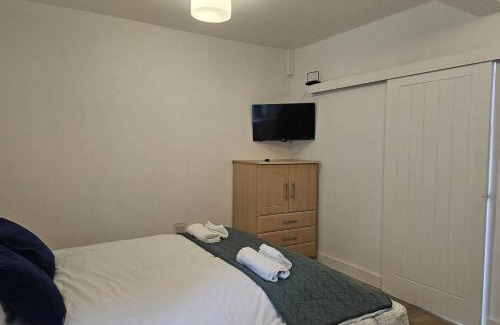 Bridgend Apartment | Studio - Sleeps 2 - Parking - WiFi
