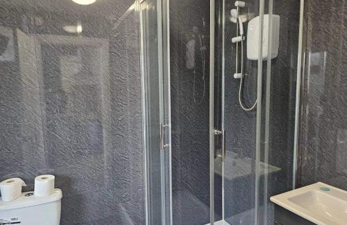 Bridgend Apartment | Studio - Sleeps 2 - Parking - WiFi