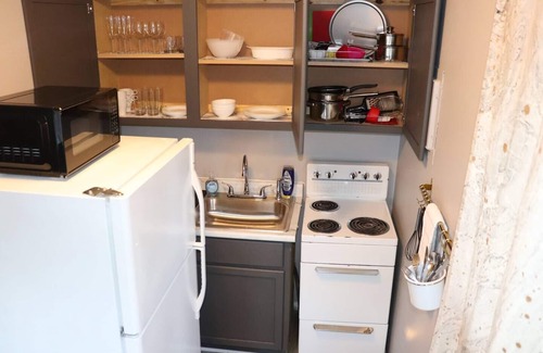 Oswego Apartment | Studio - Sleeps 3 - 2 mins from Downtown Oswego