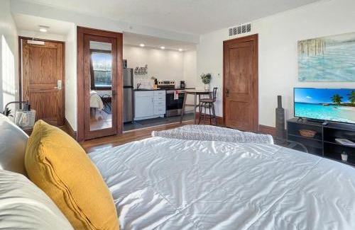 Downtown Des Moines Apartment | Studio Sleeps 4 - Next To 3 Breweries!