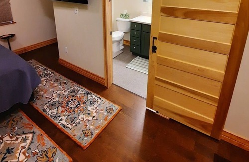 Elkader Bed & Breakfast | Studio Suite in Historic Downtown Property in the arts & cultural district