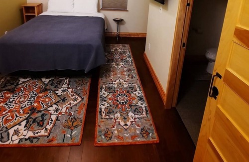 Elkader Bed & Breakfast | Studio Suite in Historic Downtown Property in the arts & cultural district