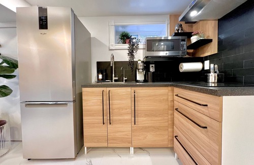 Thornhill Apartment | Studio Unit: Inexpensive with full kitchen, separate bathroom and washer/dryer