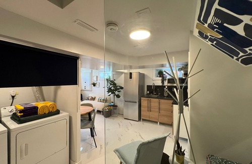 Thornhill Apartment | Studio Unit: Inexpensive with full kitchen, separate bathroom and washer/dryer
